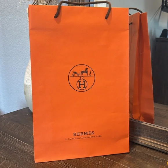 Hermes shopping bag in excellent used condition. Tall medium size. - Picture 2 of 7